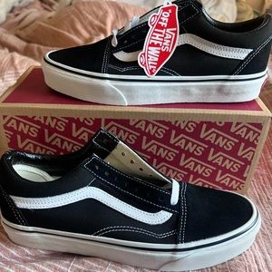 Vans- Old Skool Black and white shoes. Size Men’s 7 (Women’s size 8.5)